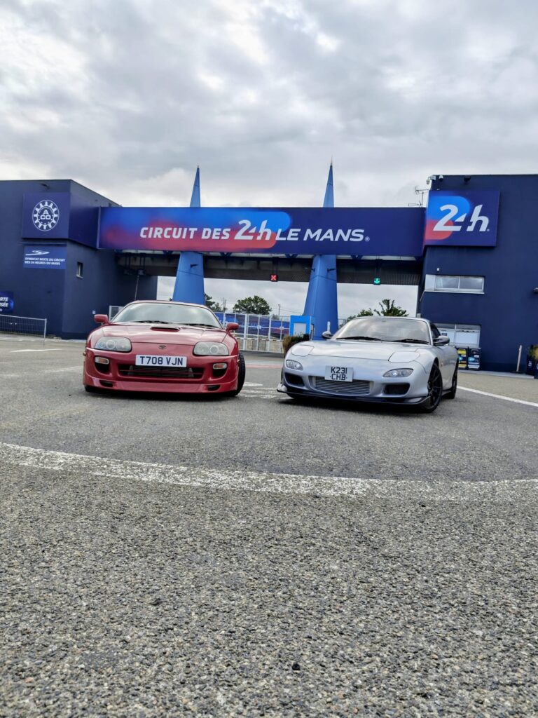 ¡Nos hemos vuelto locos! Damos la bienvenida al Mazda RX-7 y al Toyota Supra